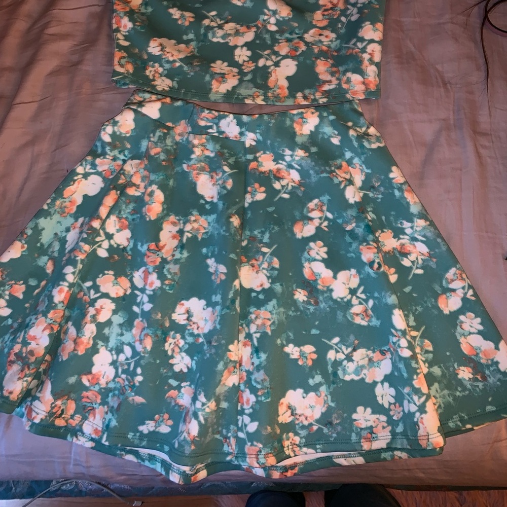 2 piece set . - Picture 2 of 7